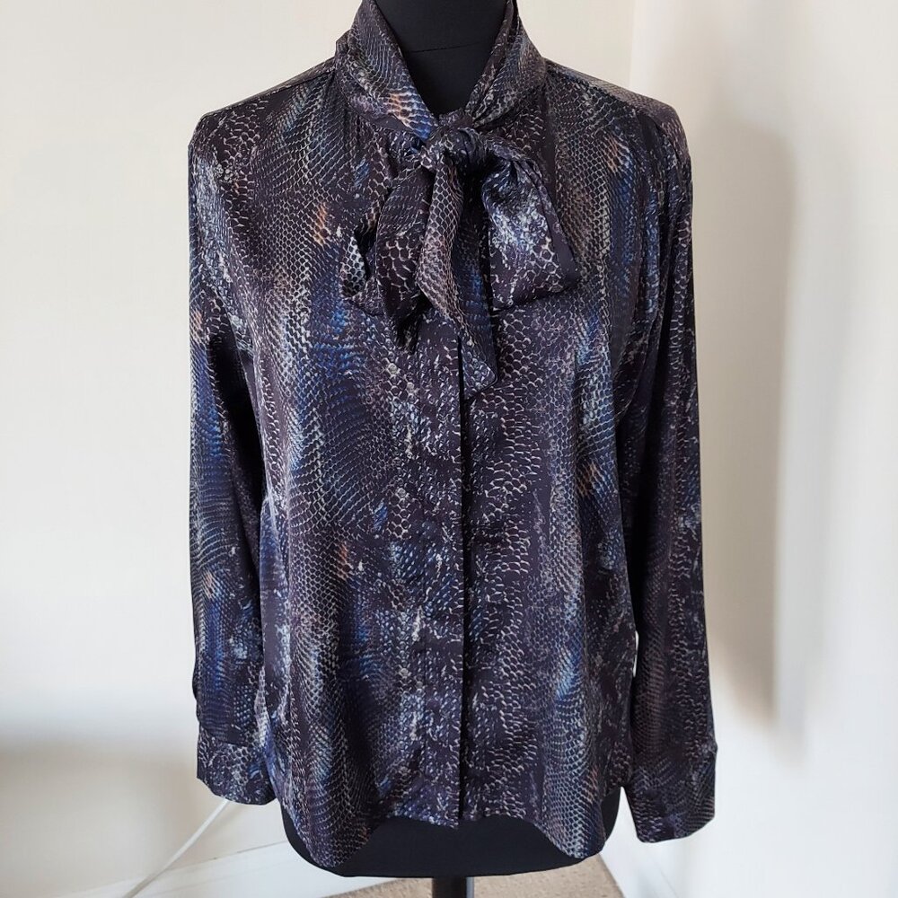 WD NY blouse with a snakeskin print and a pussybow tie neck. Sz XL, Polyester